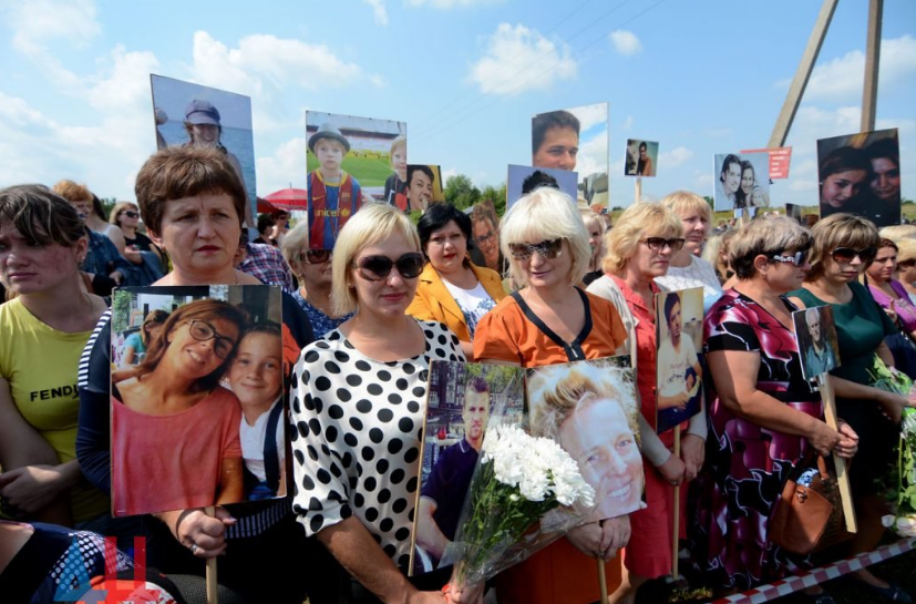 «Надо было на палки взять фото туши, помады, которые жители «Домбаса» у трупов забирали»: в «ДНР» согнали людей на митинг, чтобы почтить память погибших в МН-17 