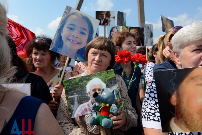 «Надо было на палки взять фото туши, помады, которые жители «Домбаса» у трупов забирали»: в «ДНР» согнали людей на митинг, чтобы почтить память погибших в МН-17 