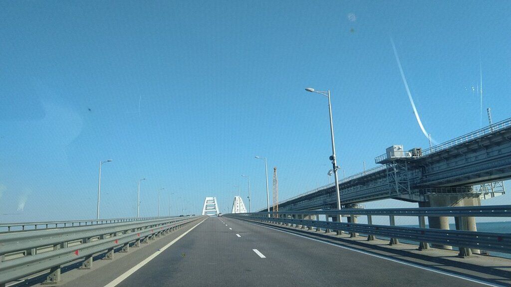 «Ожидание и реальность!» В сети показали безлюдный Крымский мост 