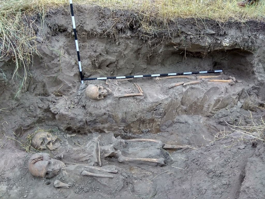 «Убивали саблями и топорами и бросали раздетыми в яму»: в Украине обнаружили массовое захоронение детей и женщин