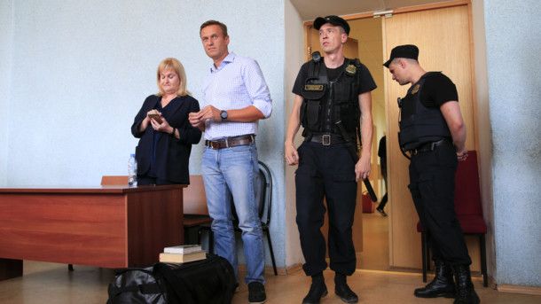  Представитель российской оппозиции Навальный попал в больницу 