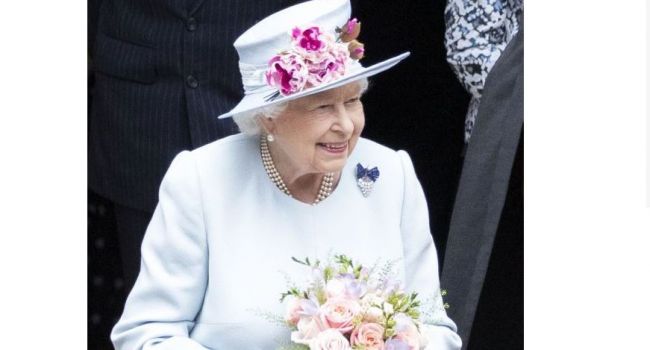«Великолепный букет и красивая шляпка»: Елизавета II снова блистала на публичном мероприятии