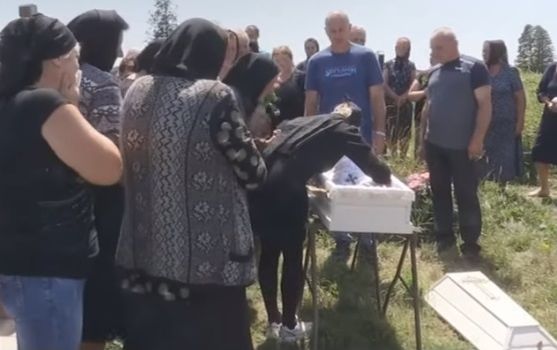 Мать так и не явилась попрощаться с сыном: похоронили ребенка, которого нашли мертвым в чемодане 