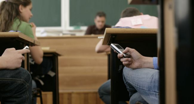 В российских школах хотят полностью запретить телефоны