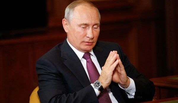 «Часы за миллион на руках не помогают»: в сети высмеяли Путина за его традиционные опоздания