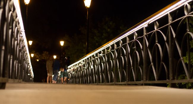 В Киеве мужчина разбился, прыгнув с Моста влюблённых