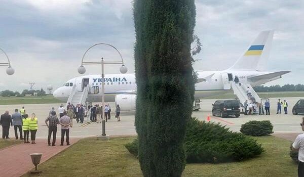 В аэропорту Львова произошел коллапс из-за самолета Зеленского: в сети волна возмущения 