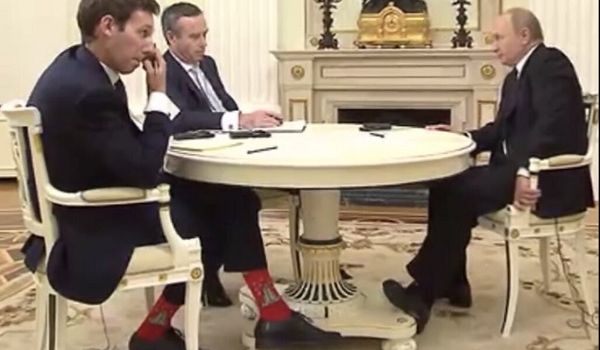 «Что это сказочный так держится за стол и стул?»: интернет-пользователи высмеяли странное фото с Путиным