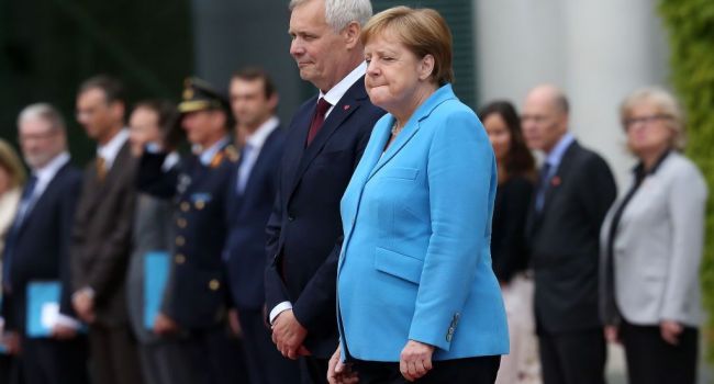 Ангела Меркель в третий раз за месяц испытала на публике приступ дрожи: в сети появилось видео 