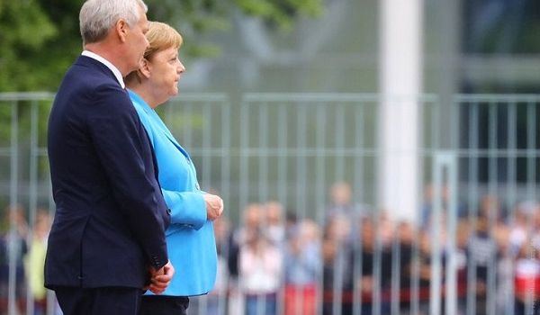 Третий раз за месяц: Меркель опять затрясло на официальном мероприятии 