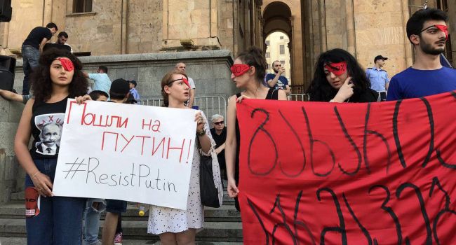 «Напряжёнка с туалетами и бумагой?»: Российские пользователи отреагировали на заявления представителей телеканала «Рустави 2»