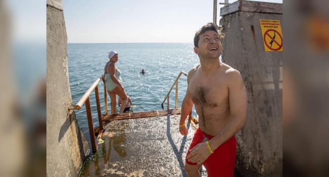 «Не боитесь? Вода холодная»: Зеленский искупался в Черном море в Одессе