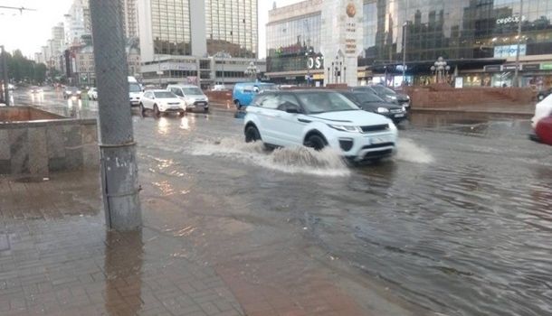 Киевский потоп перекрыл движение транспорта
