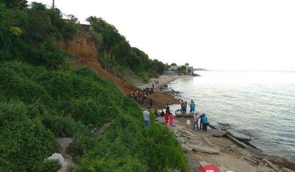 «В зоне обрушения находились три группы людей»: очевидец рассказал жуткие подробности о смещение грунта со склона на пляже в Одессе
