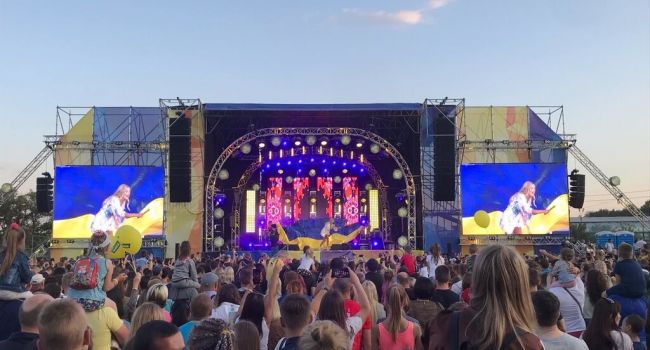 «Мы все одна семья»: украинская певица и патриотка засветилась на концерте экс-регионала 