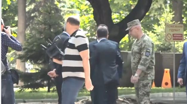 «Это мог себе позволить только Янукович»: Зеленский публично толкнул министра обороны Степана Полторака, сеть в ярости 