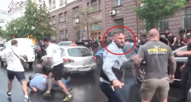 У здания ГБР на Порошенко напал ветеран «Азова», которому на днях Зеленский предоставил украинское гражданство 