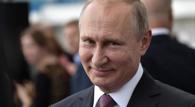 «Совсем пиз*ец!» Владимир Путин похлопал маленькую девочку по попе, вызвав бурю в сети 