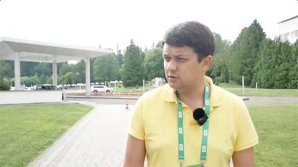 «Лучше вы займитесь «Гиперлупом»: Разумков ответил Омеляну на претензии по стоимости тренинга в Трускавце 