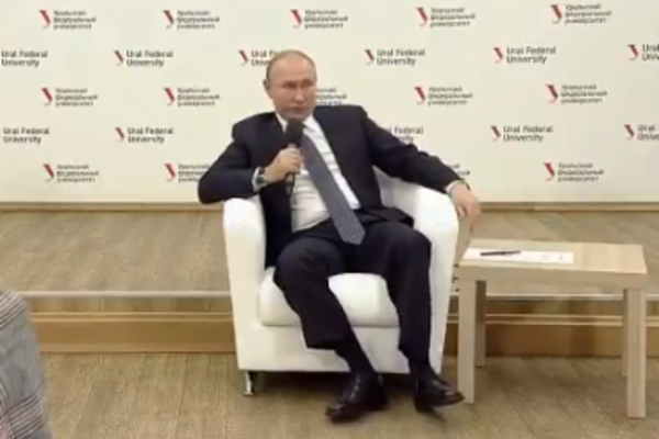 «Дедушка просто немножечко сс*т»: у Путина заметили оружие под носками «Дедушка просто немножечко сс*т»: у Путина заметили оружие под носками