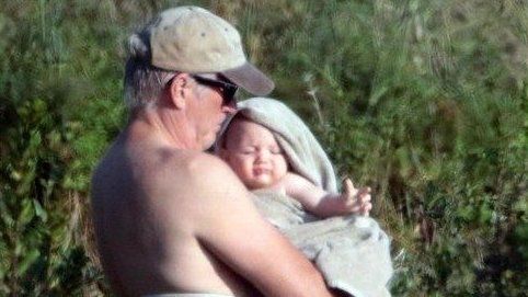 «Молодой папаша»: в сети появилось фото Ричарда Гира с маленьким сыном