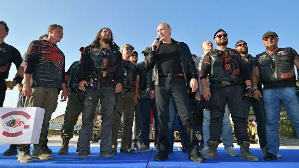 «Президент, ты старый и глупый вор!»: Путин срочно сбежал из Москвы из-за протестов и угрожающих лозунгов к «Ночным волкам»