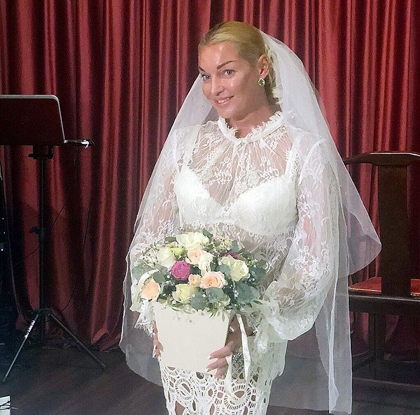 «Я не исключаю, что у нас с любимым будет свадьба»: Волочкова покрасовалась в прозрачном наряде и фате