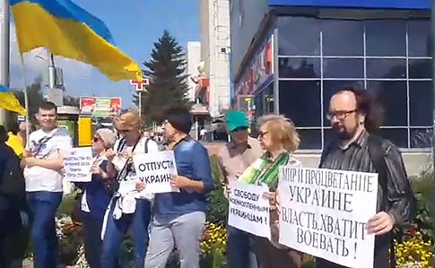 «Власть, хватит воевать»: жители РФ в Новосибирске провели показательную акцию в честь Дня Независимости Украины