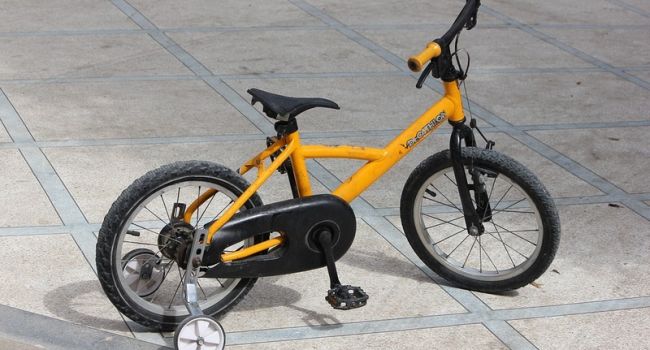 На Киевщине мужчина ограбил маленького ребёнка