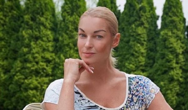 «Настя, это просто слезы»: Волочкова показала новое мини-платье, не на шутку озадачив пользователей сети 