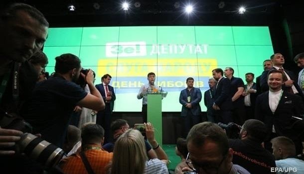  Партия Зеленского будет каждый месяц обучать «слуг народа» в специальном офисе