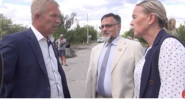Марионетки Путина пришли в Станицу Луганскую и в хамском тоне заявили, что это теперь их земля