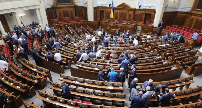 Западные эксперты предупреждают о рисках полной отмены неприкосновенности украинских народных депутатов