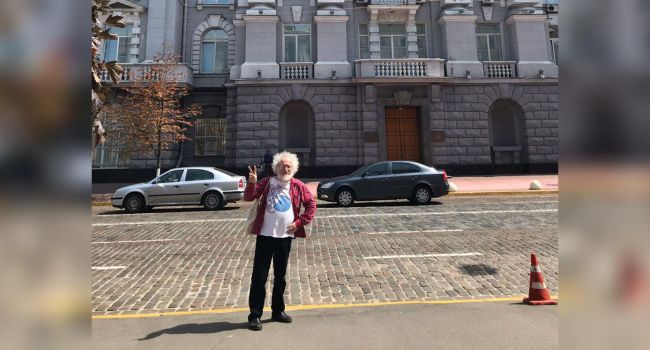 Дипломат: настоящий русский либерал должен делать такие фото на фоне пылающего здания ФСБ на Лубянке