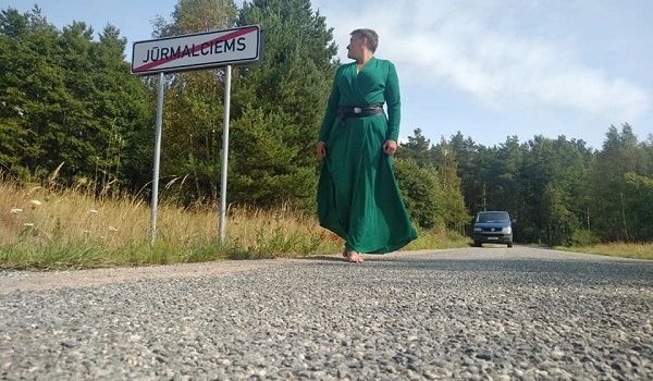 Длинное изумрудное платье: Савченко опубликовала новую порцию фото с отдыха