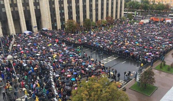 «Несмотря на дождь, люди продолжают стягиваться»: в Москве на митинге образовалась давка на входе 
