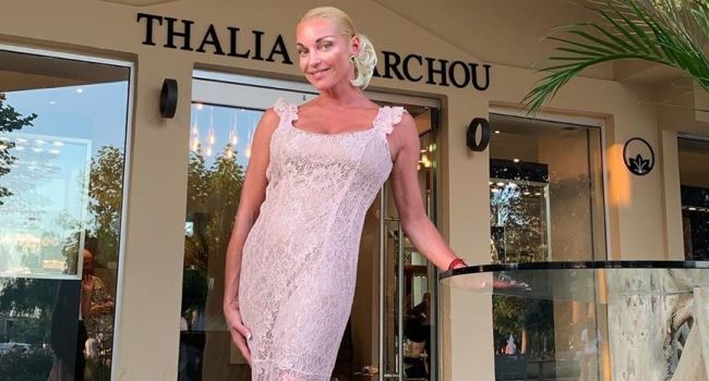 Анастасия Волочкова похвалила свою попу и выгуливала новое платье в ювелирном бутике популярного греческого курорта