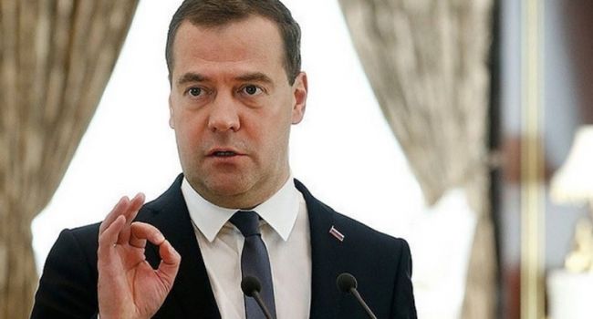 «Леса горят, люди задыхаются! Ты с собачкой играешься?» Медведев показал свою резиденцию, не на шутку разгневав россиян 
