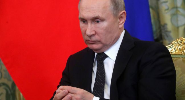 «Президент, ты старый и глупый вор!»: Путин срочно сбежал из Москвы из-за протестов и угрожающих лозунгов к «Ночным волкам»