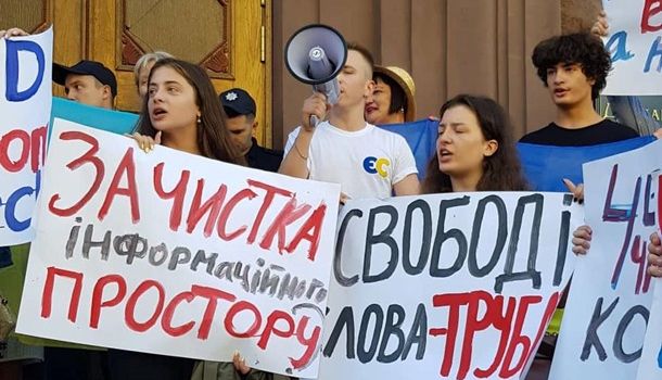 Петр Порошенко пришел на допрос в ГБР: под стенами ведомства митингуют дети экс-президента 