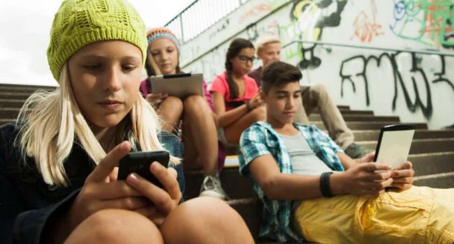 Во Франции действует закон о запрете пользования телефоном школьниками