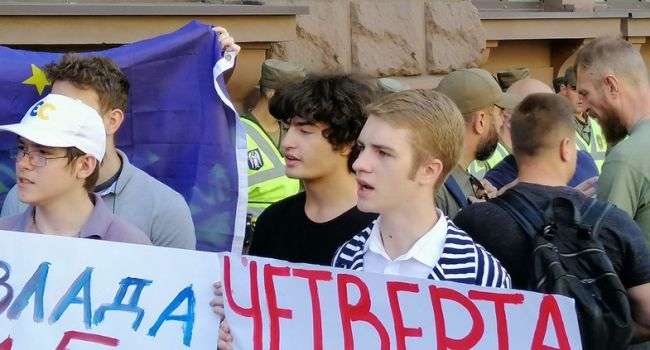 Порошенко, приводя детей на митинги, опускает украинскую политику до уровня морально-бытовых проблем - мнение