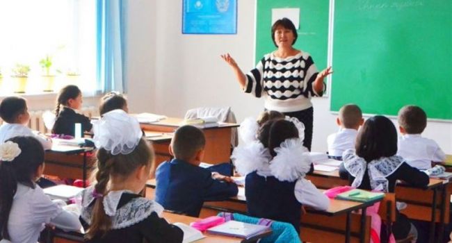 Обещал Зеленский, а подымают в Казахстане: в стране вдвое увеличатся зарплаты учителей