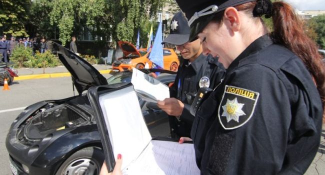 Украинская полиция может штрафовать владельцев «евроблях» непосредственно на месте остановки автомобиля