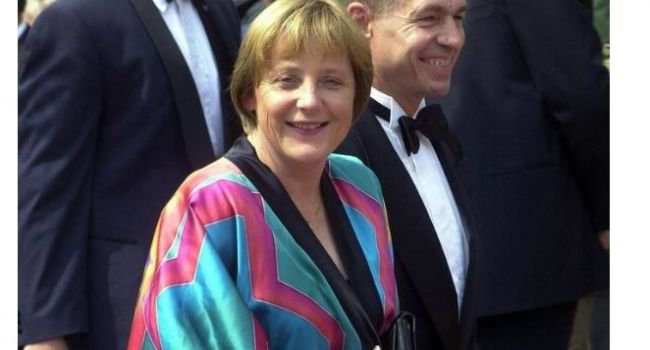 Фрау экономия: Меркель появилась в наряде, который надевала еще в 2002 году