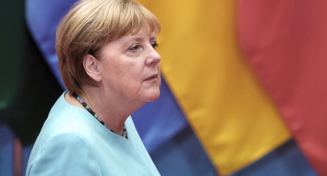 Фрау экономия: Меркель появилась в наряде, который надевала еще в 2002 году