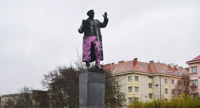 Власти Праги предложили посольству РФ перенести памятник Коневу на свою территории - надоело отмывать