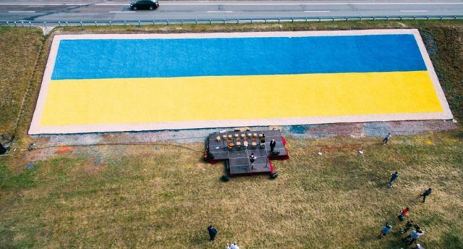 Это уголовная статья: в Украине забыли о самом большом сине-желтом флаге, который видно из самолета 