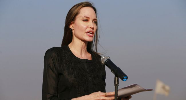 «Превратилась в Ирину Мазуркевич»: Пользователи обсуждают новые снимки уставшей и постаревшей Анджелины Джоли