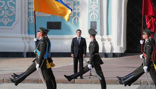 Вырезали второй куплет гимна: в сети указали на ряд странностей на параде президента Зеленского